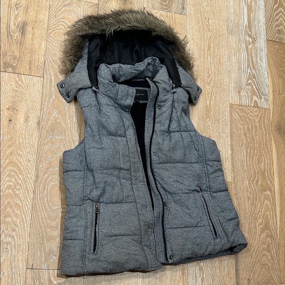 Banana Republic Gray Puffer Vest - Picture 3 of 9